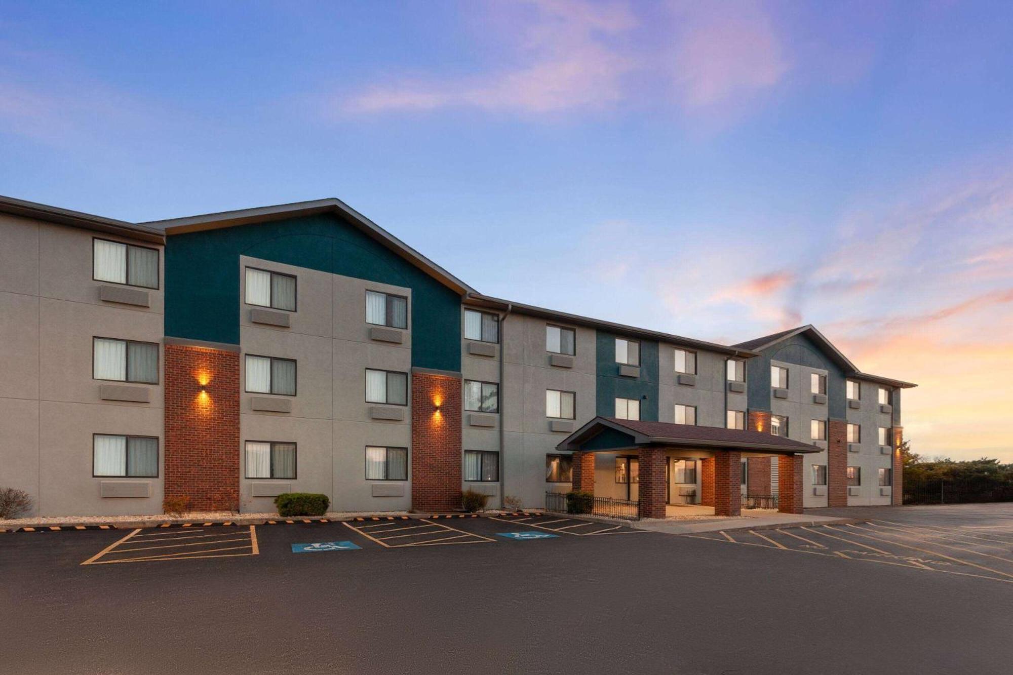Super 8 By Wyndham Romeoville Bolingbrook Exterior photo